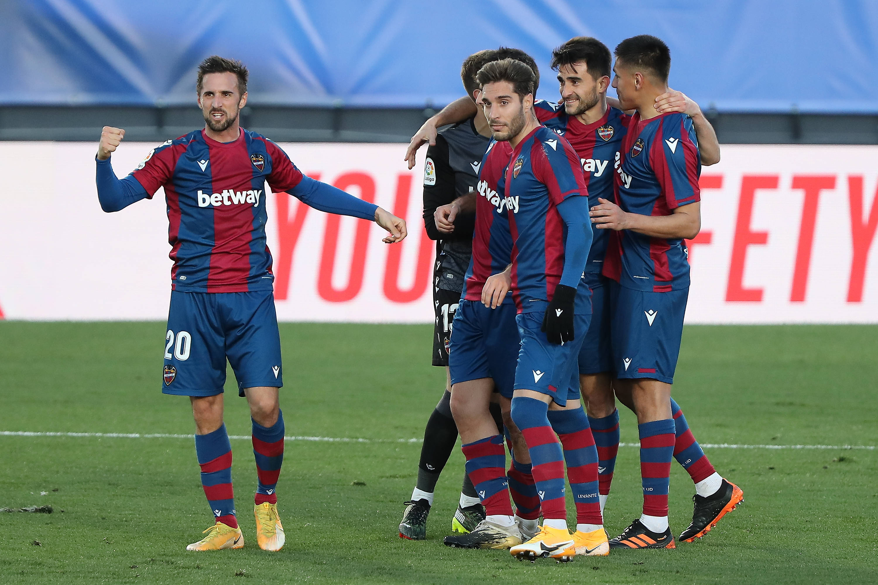 西甲：巴列卡诺VS莱万特——攻防博弈下的胜负手与比分推演